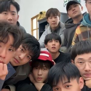 美女漏奶漏逼让男生舔
