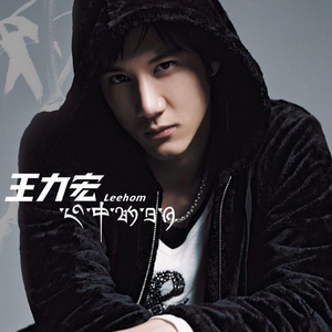 美女漏奶漏逼让男生舔
