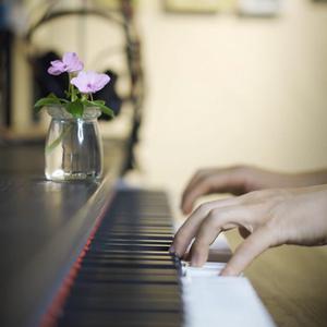 美女漏奶漏逼让男生舔
