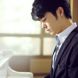 美女漏奶漏逼让男生舔
